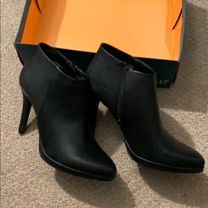 New Sophie17 black Leather Heeled booties Size 9 M